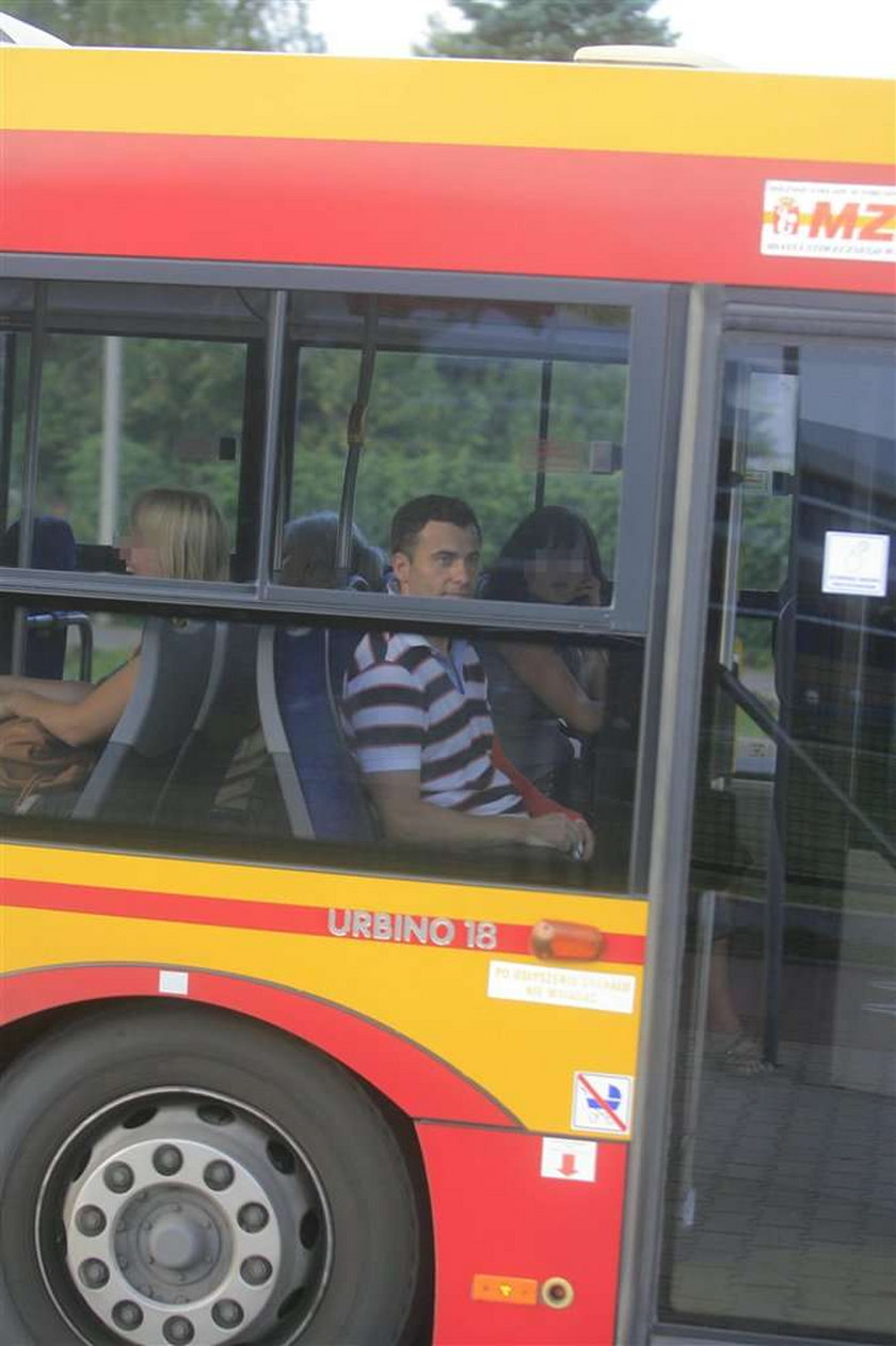 Olejniczak przesiada się do autobusu. Po co?