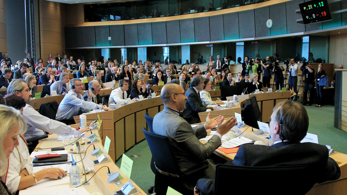 Komisja PE ds. handlu międzynarodowego zarekomendowała, by Parlament Europejski odrzucił międzynarodową umowę o zwalczaniu handlu artykułami podrabianymi (ACTA). Głosowanie plenarne w tej sprawie możliwe jest już w lipcu.