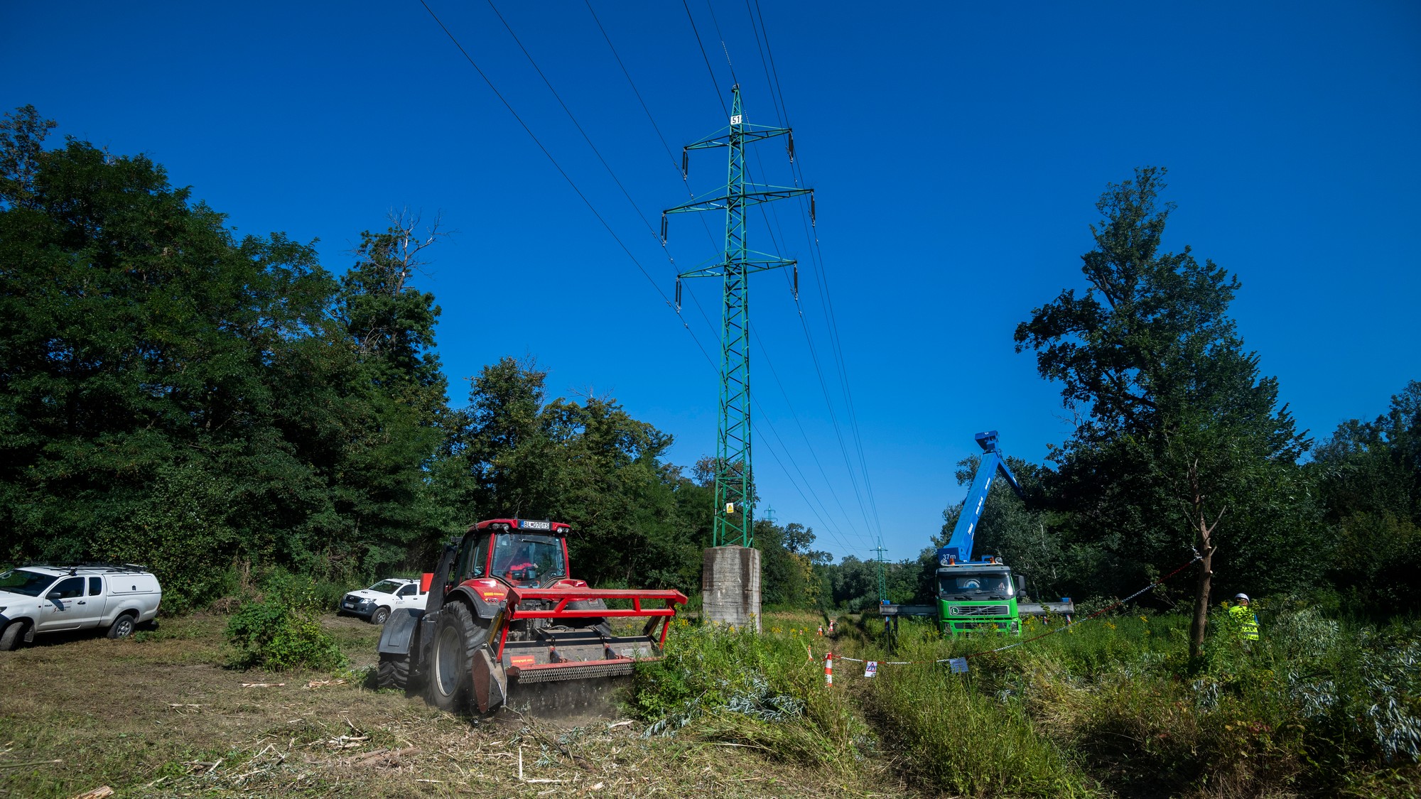 Údržba ochranných pásiem elektrických vedení cez lesné prieseky v rámci zabezpečenia bezporuchového a spoľahlivého stavu VVN vedenia na území Pečnianského lesa, ilustračné foto.