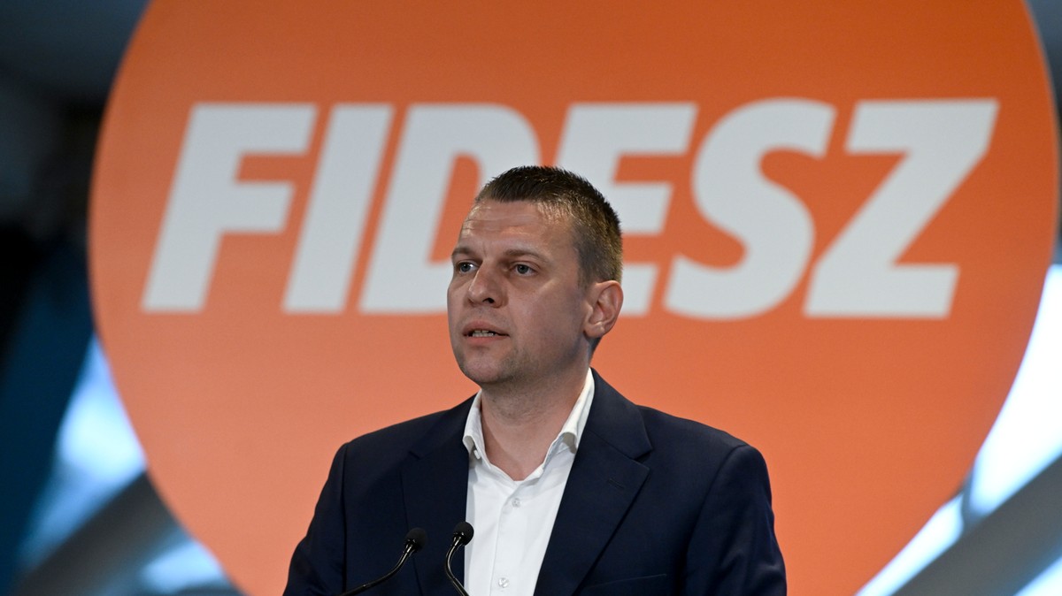 „Kevés vagy, Peti” – Menczer Tamás totálisan kiakadt, miután Magyar Péter leszólta Orbán Viktor tusványosi beszédét