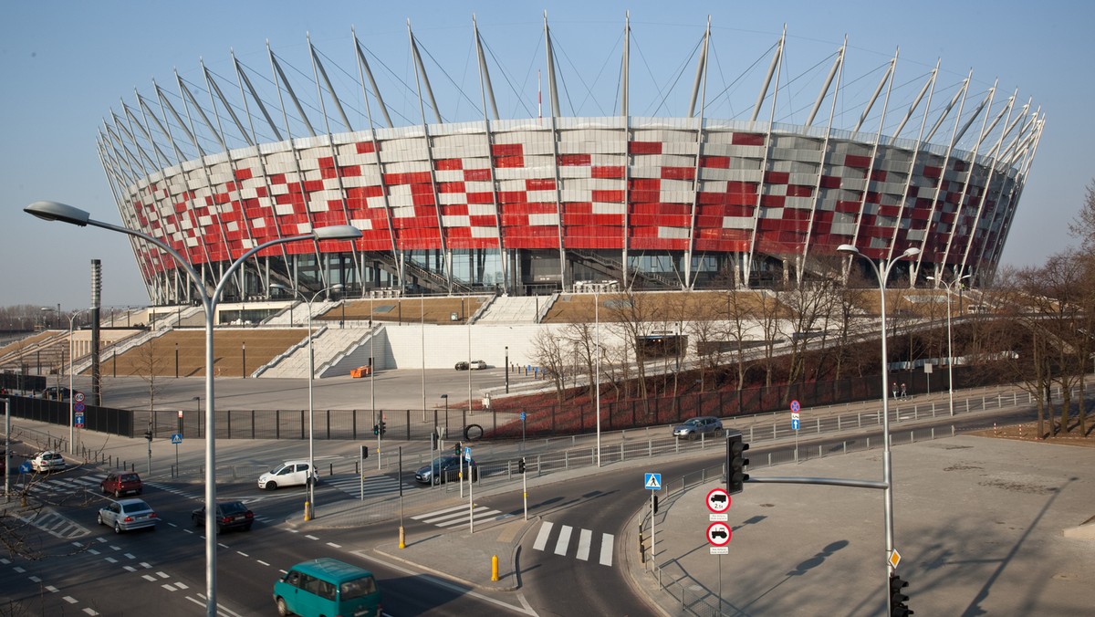 Mecz reprezentacji Polski z Anglią został przesunięty na dzisiaj, a wraz z nim zmiany w organizacji ruchu w stolicy. Spotkanie rozpoczęło się o godz. 17, ale utrudnienia dla kierowców i pasażerów komunikacji miejskiej trwają już od godz. 13. Natomiast około 18.30 zamknięty dla ruchu zostanie most Poniatowskiego.