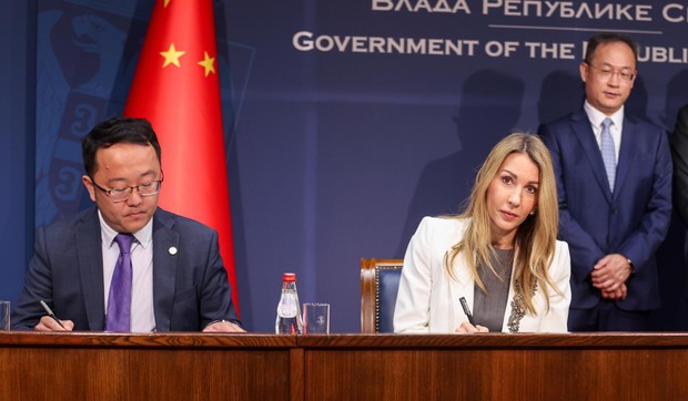 Srbija će sa Kinezima graditi solarnu elektranu i postrojenje za naftu