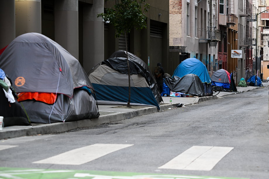Widok bezdomnych koczujących w centrum San Francisco nie jest niczym szczególnym