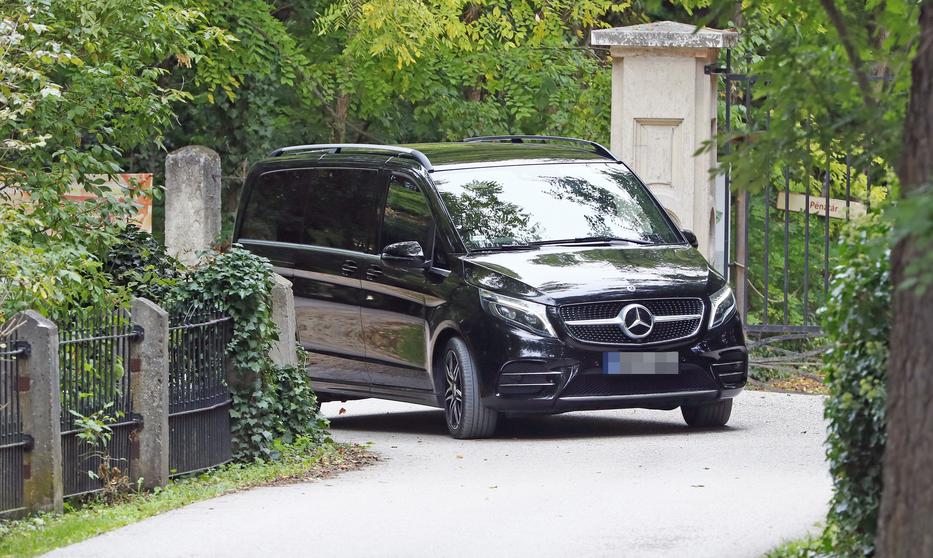 A fekete Mercedes most vajon ugyanazokat szállítja, akiket legutóbb? / Fotó: Fuszek Gábor