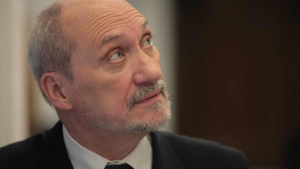 - Jesteśmy pod wrażeniem kompromitacji Prokuratury Wojskowej - powiedział na konferencji prasowej Antoni Macierewicz - Polscy śledczy raczą nas opowieściami, że badają wszystkie próbki. To jest wersja niepełna i niewystarczająca. W Smoleńsku było kilkaset próbek wskazujących na obecność materiałów wybuchowych. Trafiły jednak w ręce rosyjskich śledczych. To może oznaczać, że doszło do sfałszowania materiału dowodowego - powiedział na konferencji prasowej Antoni Macierewicz.