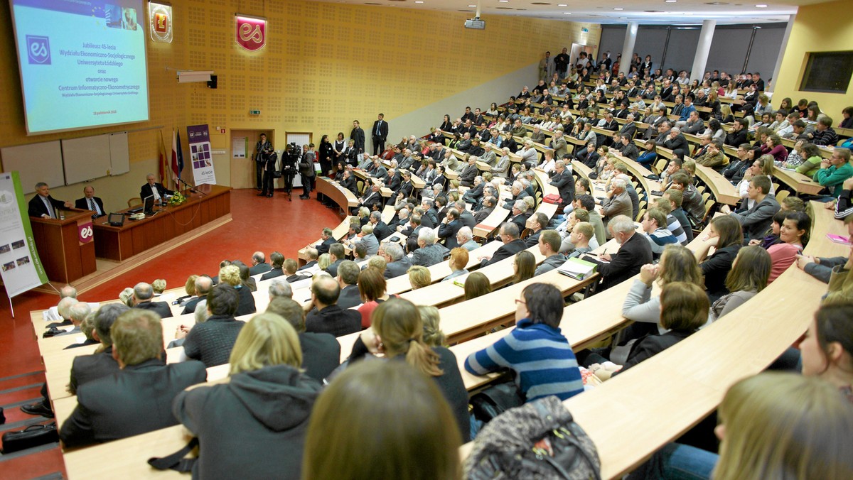 Ministrowie chcą, by czołowe angielskie uniwersytety, w tym Cambridge i Oxford, postawiły wyższe wymagania absolwentom prywatnych szkół średnich, niż uczniom państwowych szkół - informuje na swych stronach internetowych "Daily Telegraph".