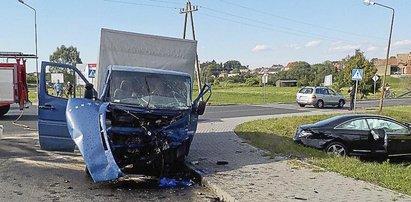 Mercedes zderzył się z busem. Trzy osoby ciężko ranne