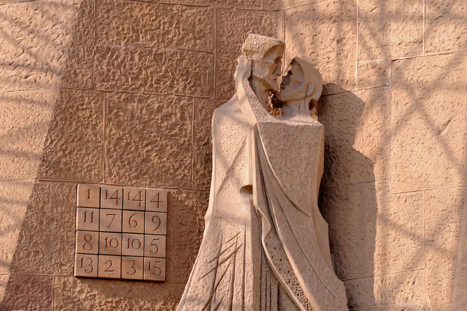 Ewangelia Judasza - czyli "dobry zdrajca" (na zdjęciu Pocałunek Judasza - rzeźba na fasadzie katedry Sagrada Familia w Barcelonie)