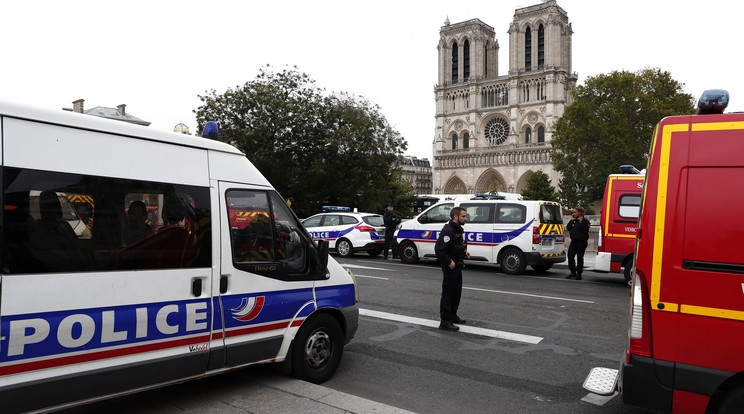 A támadás a francia főváros történelmi központjában, a Notre Dame mellett történt /Fotó: MTI/EPA/Ian Langsdon