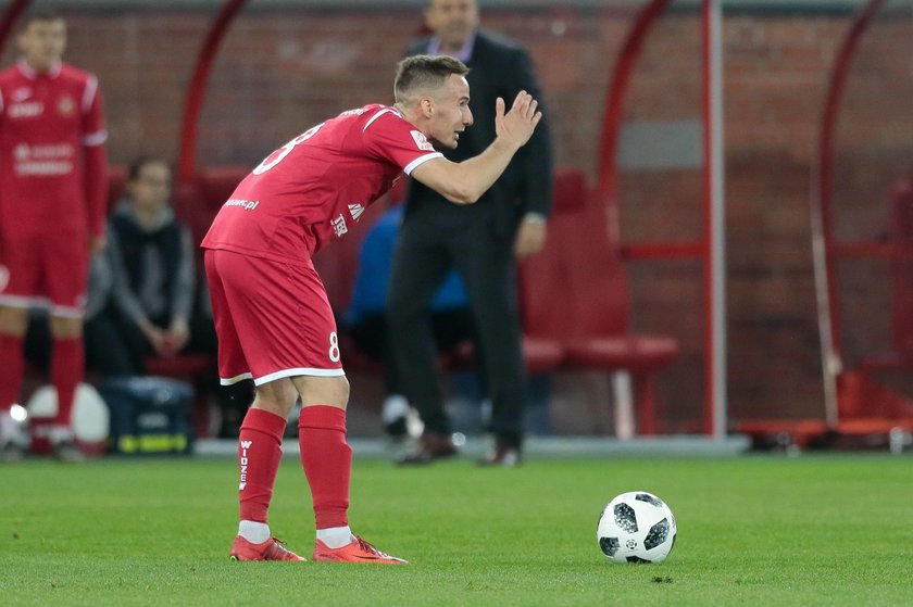 Kibicom Widzewa nie spodobał się styl, w jakim zespół wywalczył prawo do gry w I lidze, dlatego po meczu ze Zniczem (0:1) wbiegli na murawę i zaczęli przepychać się z piłkarzami, w tym z Radwańskim