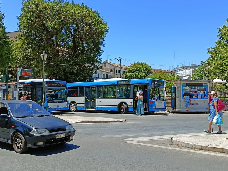 Kerkyra ma dobrą komunikację autobusową. Posiada połączenia z resztą miejscowości na wyspie.