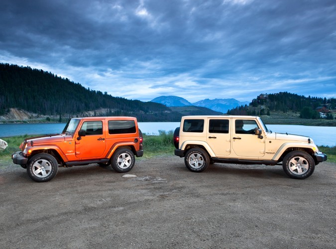 Jeep to ikona samochodów 4x4. Teraz słynna marka nabiera sił pod skrzydłami Fiata. W Polsce pojawiły się właśnie nowości amerykańskiej legendy bezdroży - oto Jeep Wrangler Unlimited i Jeep Grand Cherokee...