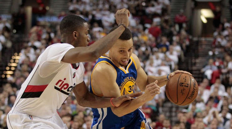 Stephen Curry (jobbra) tudását mindenki elismeri, úgy lett a legértékesebb játékos az NBA-ben, hogy csak ő kapott szavazatot /Fotó: MTI