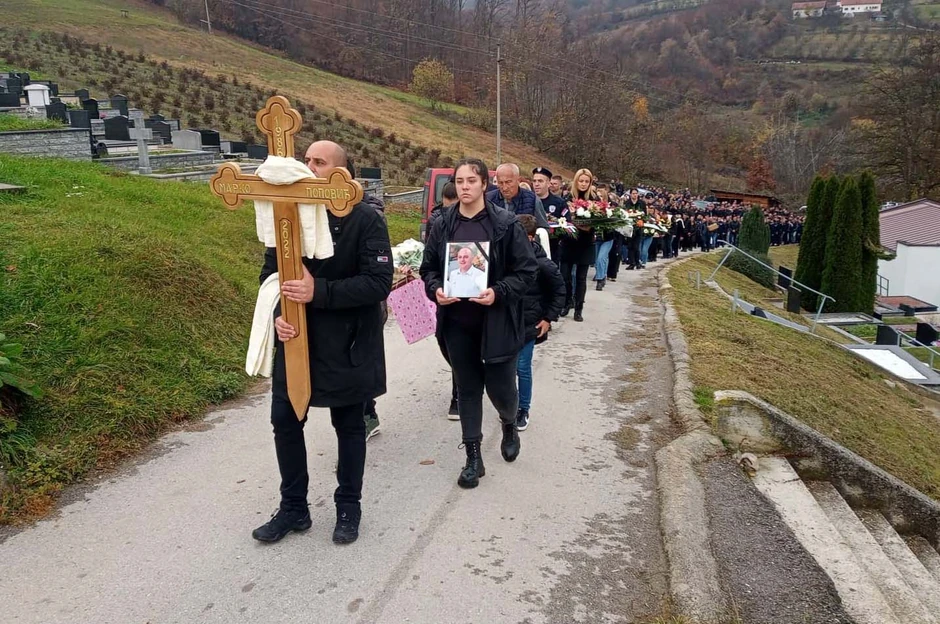 Nepregledna kolona ljudi ispratila je Marka na večni počinak
