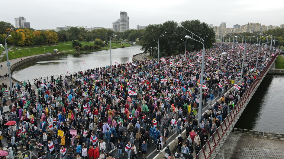 Tłum maszeruje ulicami Mińska. Protesty po sfałszowanych wyborach, po których prezydentem Białorusi ponownie został Aleksander Łukaszenko, 29 września 2020 r.