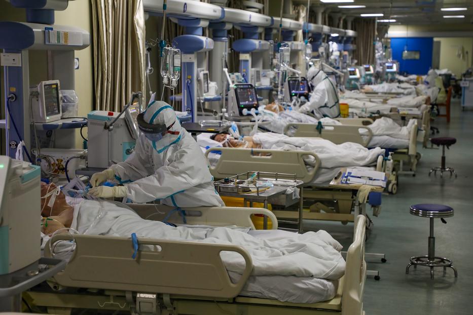 Mire Vuhan városát a kínai hatóságok lezárták, napi 2500 koronavírusos beteg jelentkezett a helyi kórházban. / Fotó: EPA/YUAN ZHENG CHINA OUT