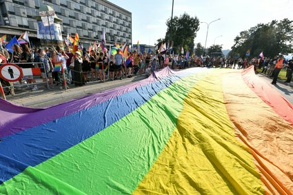 2,5 mld euro zagrożone. Małopolska, głosami PiS, trwa przy uchwale anty-LGBT