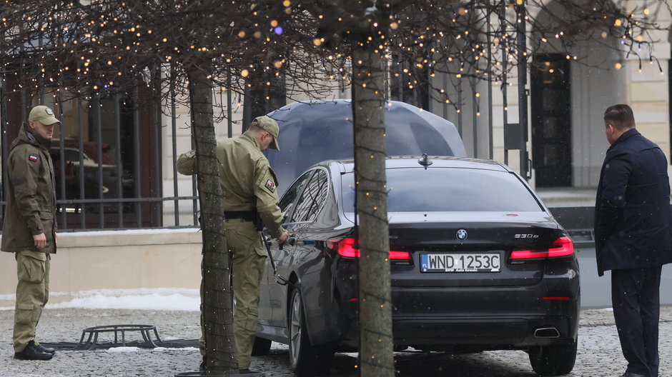 Funkcjonariusze Służby Ochrony Państwa sprawdzają samochód przed Pałacem Prezydenckim w Warszawie