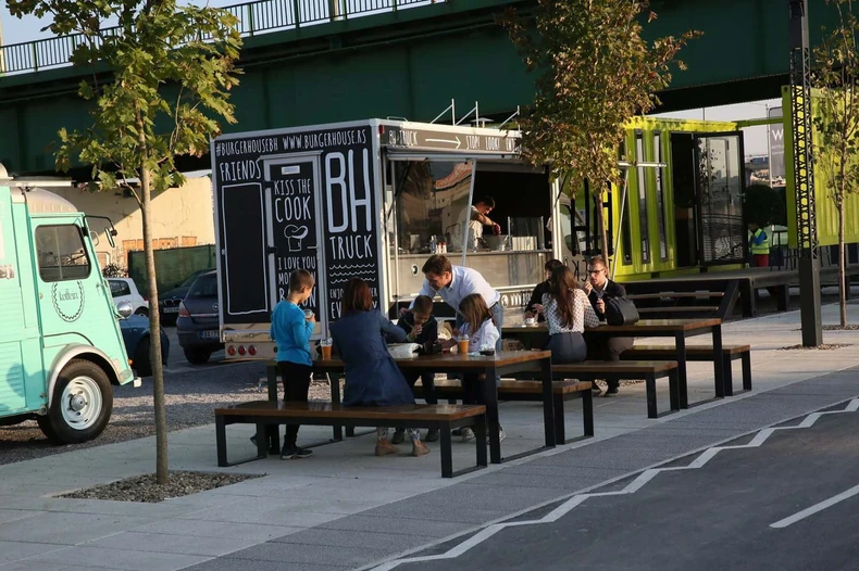 Gradonačelnik Siniša Mali sa klincima u Pionirskom gradu