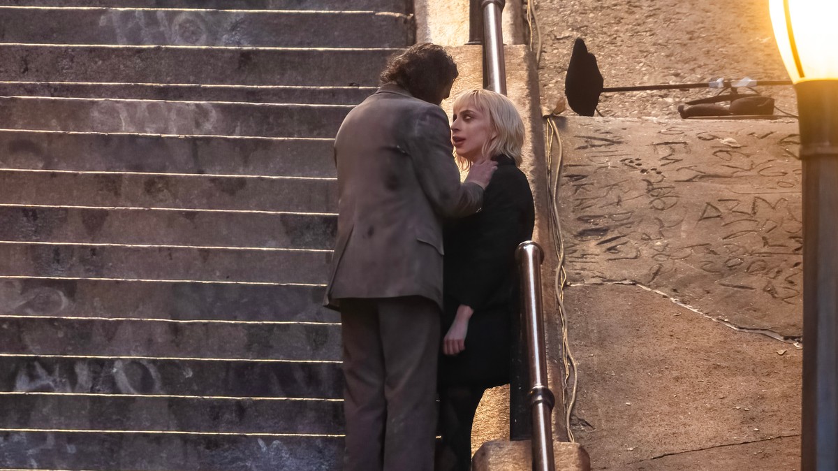 Fotókon az őrült szerelem: így öleli egymást gyilkos tekintettel Lady Gaga és Joaquin Phoenix – Mi lesz ebből?