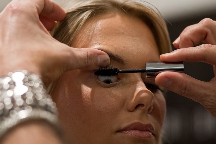 Ostatni etap: maskara. Należy pamiętać, że górne rzęsy powinno się malować od spodu, od samej nasady. Malując dolne rzęsy, nie należy robić z nich „nóg pająka”, czyli malować samych końcówek. W makijażu letnim również warto podkreślić oczy eyelinerem – szczególnie jeżeli przygotowujemy się na większe wieczorne wyjście.