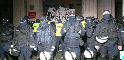 Protest Strajku Kobiet w Warszawie. Ulice zakorkowane, są zatrzymania