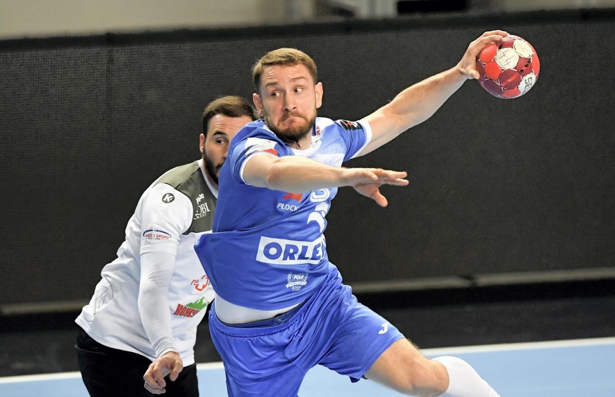 Zawodnik drużyny Metalurg Skopje Milan Popović (L) i Michał Daszek (P) z zespołu Orlen Wisła Płock podczas meczu Ligi Europejskiej piłkarzy ręcznych