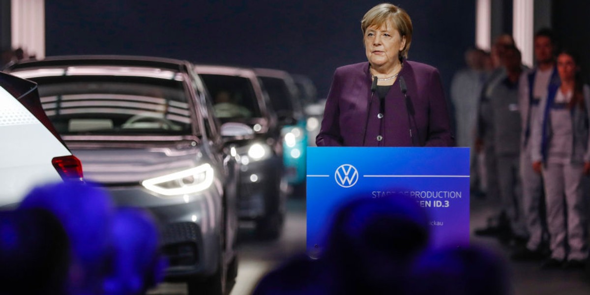 Gabinet Merkel był wielokrotnie krytykowany za łagodne traktowanie krajowych koncernów motoryzacyjnych w obliczu afery spalinowej. Zdaniem krytyków Berlin nie starał się też wywierać odpowiedniej presji na przemysł, by ten redukował emisje gazów cieplarnianych. 