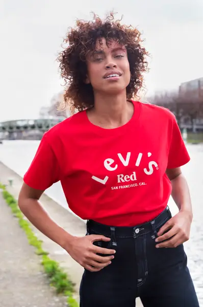 W sezonie wiosna-lato 2021 Levi&#39;s® Red udoskonala klasykę 