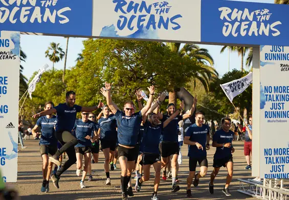 Biegaliśmy nad brzegiem morza w Barcelonie. Akcja Run For The Oceans zakończona ogromnym sukcesem