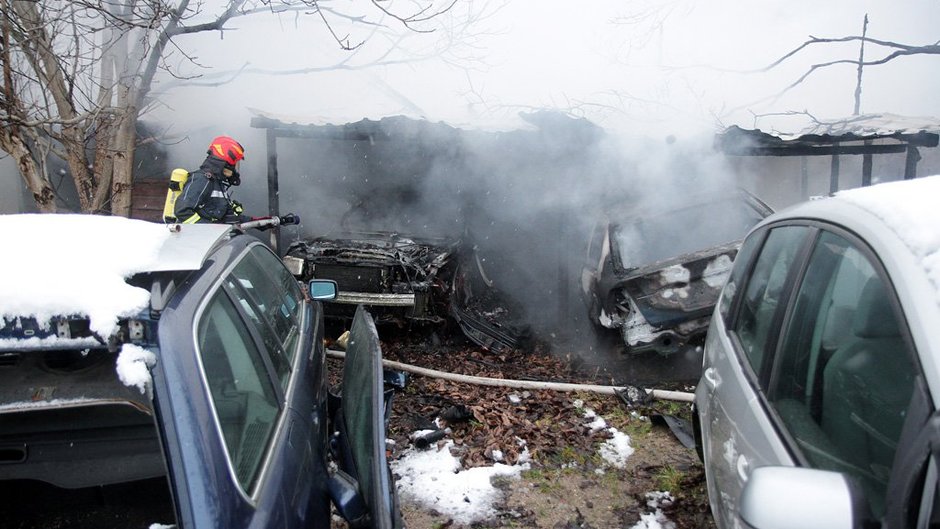 Ogromny pożar w hali przy ul. Jagiellońskiej. Z ogniem walczy 16 zastępów straży, fot. Łukasz Kozłowski/fot. Karina Belniak / Olsztyn.com.pl