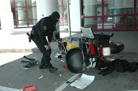 16.07.2007 WARSZAWA OKECIEBOMBA NA LOTNISKU OKECIE ODDZIAL ANTYTERRORYSTYCZNY ROZWALIL PODEJRZANY MOTOR.FOT. NwOSG ( NADWISLANSKI ODDZIAL STRAZY GRANICZNEJ )