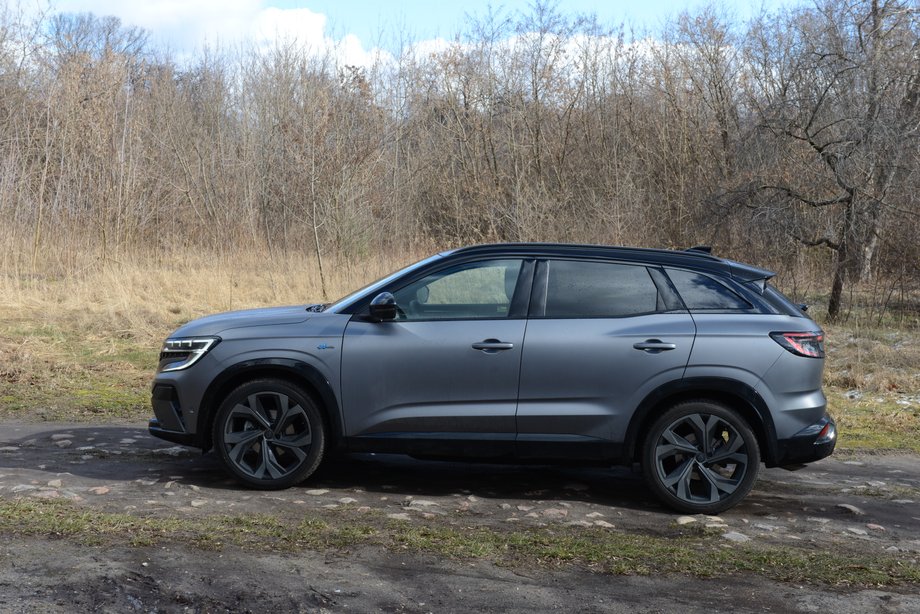 Renault Austral ma ładną sylwetkę, ale przydałaby się nieco żywsza kolorystyka nadwozia.