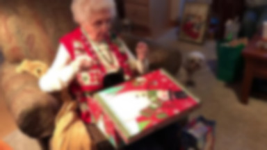 Babcia znajduje pod choinką prezent od rodziny. Niespodzianka doprowadza ją do łez