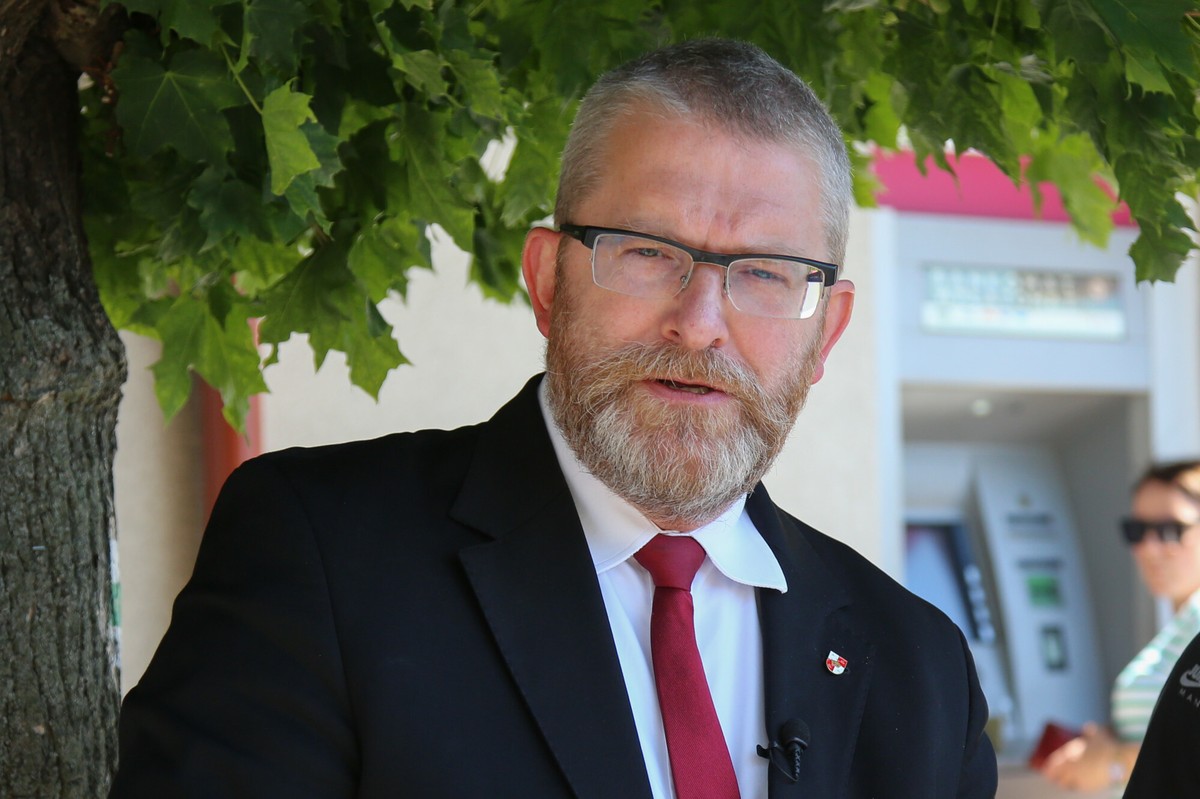 Incydent w Krakowie. Grzegorz Braun usunął flagę z kopca Kościuszki