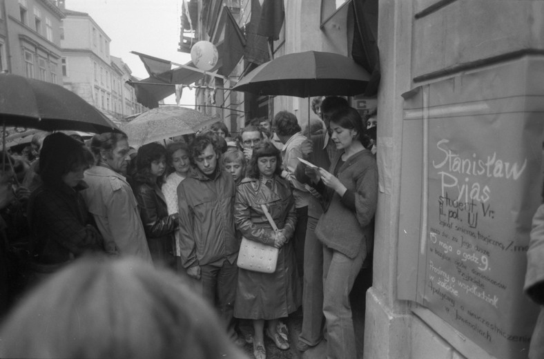 Kamienica przy ul. Szewskiej 7 w Krakowie. Juwenalia w 1977 r., kilka dni po śmierci Stanisława Pyjasa