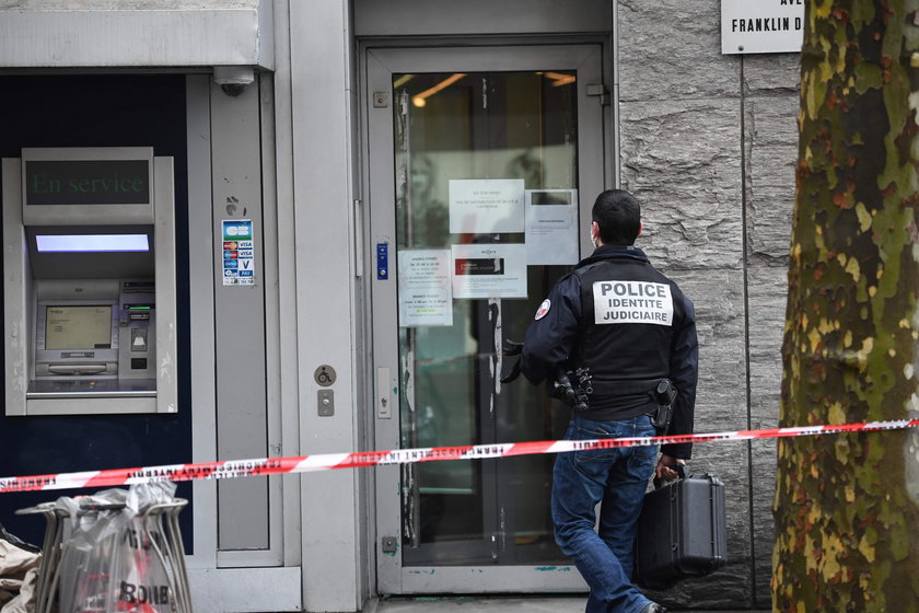 Brawurowy napad na bank w Paryżu. Napastnicy sterroryzowali klientów i pracowników placówki