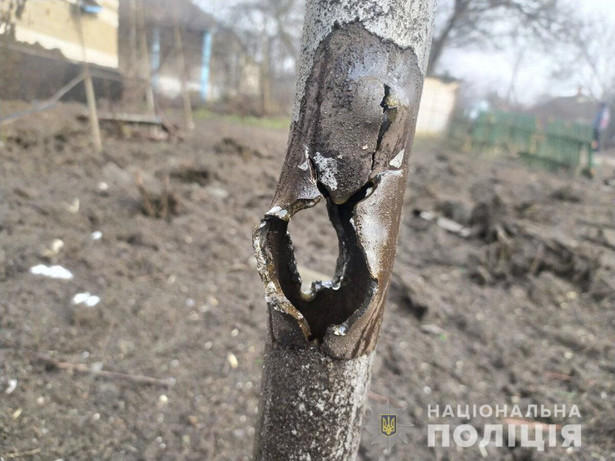 Ostrzał w wiosce niedaleko kontrolowanego przez prorosyjskich bojowników miasta Donieck