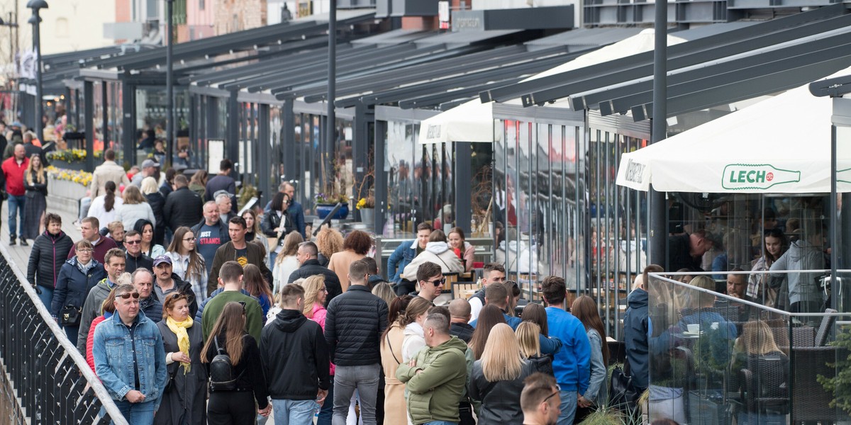 Polacy wydają w restauracjach coraz więcej.