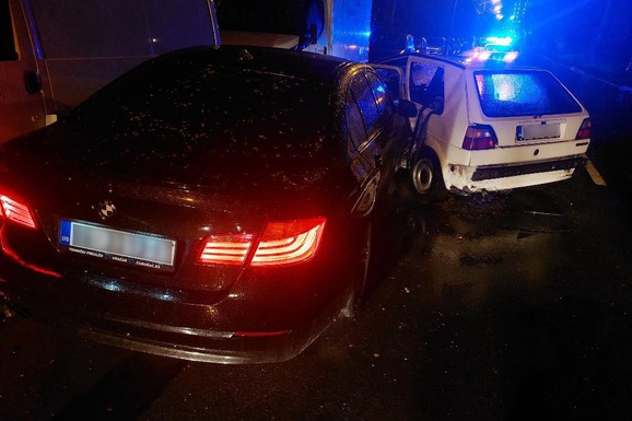 (FOTO, VIDEO) DIVLJAO KOLIMA PO KUMODRAŽU, PA NAPRAVIO HAOS! Zakucao se u "golf", a kada su stigli saobraćajci nasrnuo na njih