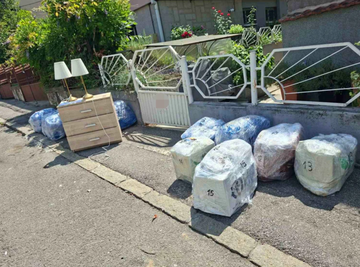 VRIŠTALA NASRED ULICE! ĆERKE ANDRIJE BAJIĆA IZBACILE CANINE STVARI IZ KUĆE, sačekali je ogromni džakovi sa sve KOMODOM! (FOTO)