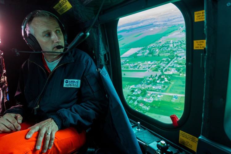 Zakup 50 śmigłowców wielozadaniowych (ich liczbą miała początkowo wynieść 70) jest jednym z największych postępowań w ramach programu modernizacji polskiej armii. Do przetargu przystąpiły zakłady PZL-Świdnik, należące do włosko-brytyjskiej grupy AgustaWestland, ze śmigłowcem AW149, Sikorsky z PZL Mielec ze śmigłowcem S70i Black Hawk. Natomiast konsorcjum z Airbus Helicopters zaproponowało maszynę H225M. <br><br>fot. (pj/cat) PAP/Paweł Jaskółka