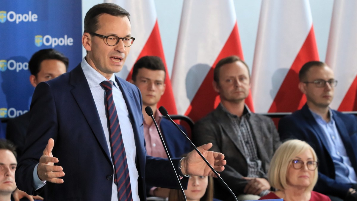 Mateusz Morawiecki podczas wizyty w Opolu odniósł się do słów polityków opozycji o "zamrażaniu środków unijnych". Premier stwierdził, że chcą oni "na złość babci odmrozić sobie uczy". Dodał, że jego rząd niczego nie chce zamrażać. - My chcemy rozgrzać polską gospodarkę - powiedział Morawiecki.