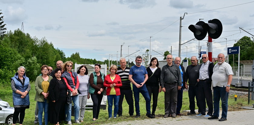 Przez przejeżdżające pociągi pękają im domy. Mieszkańcy już kilka lat błagają o pomoc