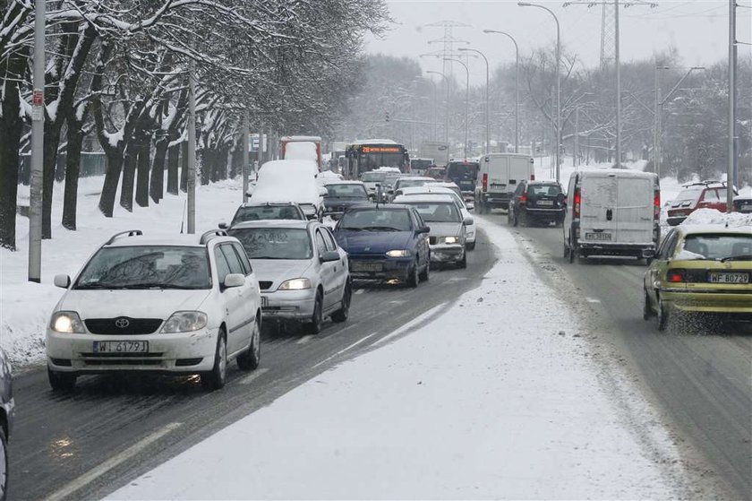 Wypadki paraliżują miasta. FOTY