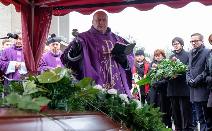 Bohdan Smoleń był jednym z najbardziej charakterystycznych polskich aktorów. Zaczynał w zespole Pod Budą, ale najbardziej znany był z działalności w kabarecie Tey, do którego dołączył w 1978 roku