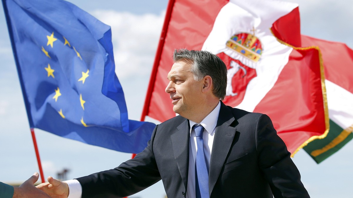 Premier Węgier Viktor Orban oświadczył, że Unii Europejskiej nie trzeba kochać, ale związek Węgier z tą organizacją nie jest kwestią uczucia. „Kto nie siedzi przy stole, szybko trafi do jadłospisu” – oznajmił w sobotnim wywiadzie dla dziennika „Magyar Nemzet”.