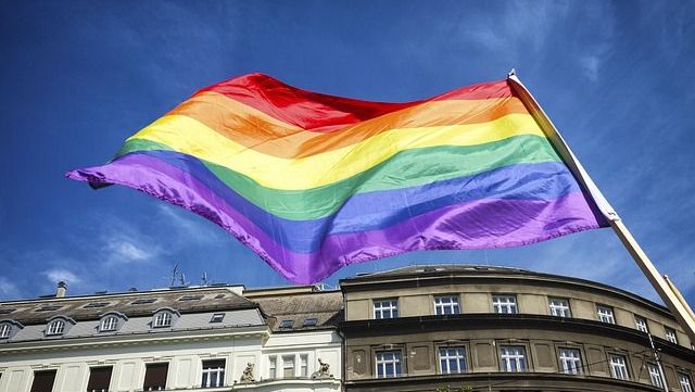 Tarnów włączył się w kampanię LGBT+ja. Kuria krytykuje