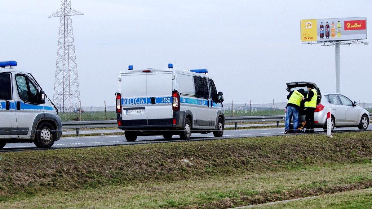 Po ponad dwóch godzinach wznowiono ruch na autostradzie A4. Między węzłami Opole Zachód i Brzeg w kierunku Wrocławia trwały czynności śledczych ws. piątkowego incydentu z udziałem limuzyny, którym jechał prezydent Andrzej Duda. Planowane są kolejne czynności związane ze śledztwem - informuje prokuratura.