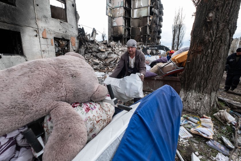 Pralka, materac, pościel, parę tobołków - tyle uratowali z mieszkania po wybuchu bomby